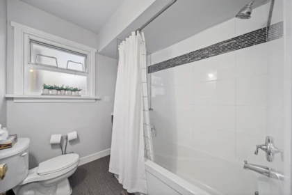 Primary Bathroom Photo of 306 Ninth Avenue, New Westminster, BC