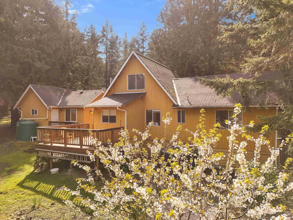 Family Room Photo of 552 Club Crescent, Mayne Island, BC