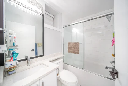Powder Room Photo of 749 E 60th Avenue, Vancouver, BC