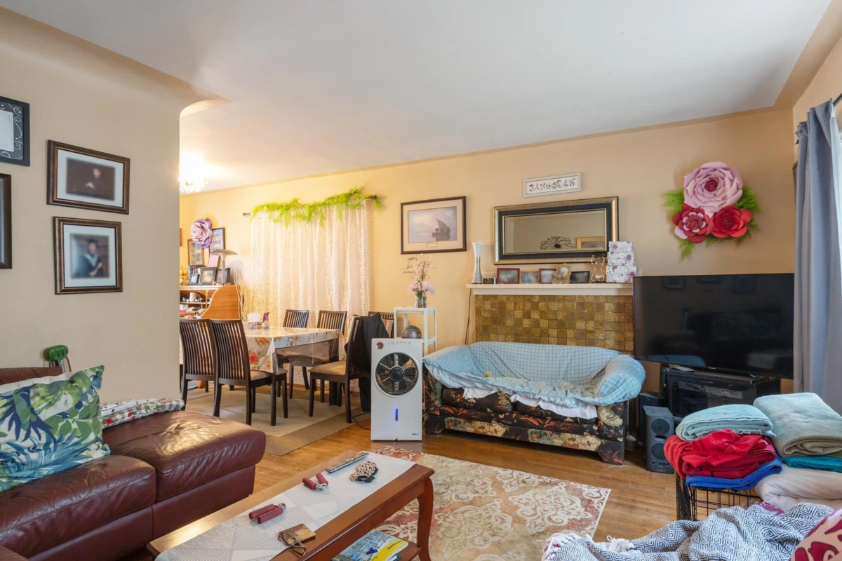 Living Room Photo of 5454 Melbourne Street, Vancouver, BC