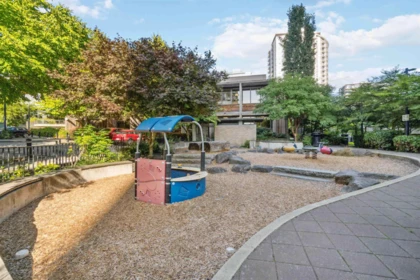 Front Yard Photo of 901 1320 Chesterfield Avenue, North Vancouver, BC