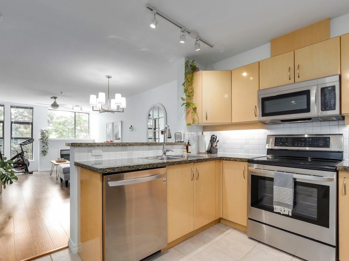 Dining Area Photo of 414 345 Lonsdale Avenue, North Vancouver, BC