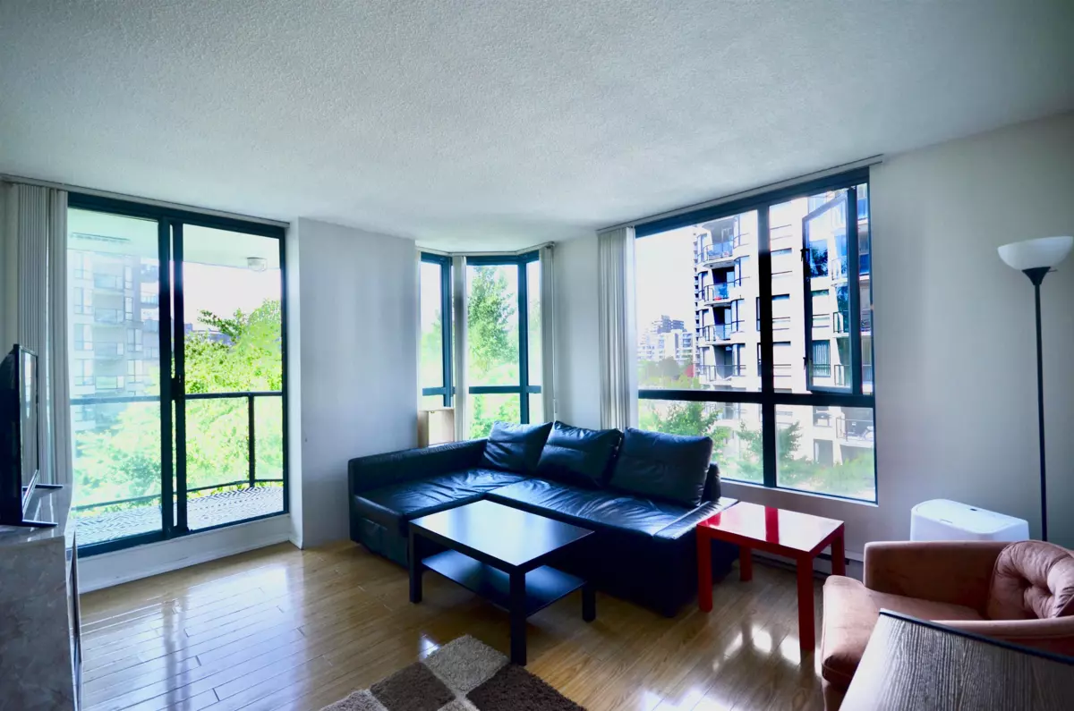 Dining Area Photo of 505 828 Agnes Street, New Westminster, BC