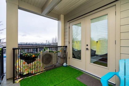 Front Yard Photo of 301 2493 Montrose Avenue, Abbotsford, BC
