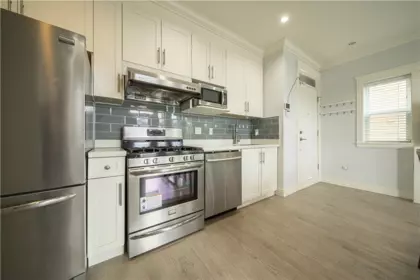 Kitchen Island Photo of 2216 Mannering Avenue, Vancouver, BC