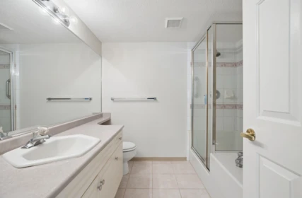Primary Bathroom Photo of 163 13888 70 Avenue, Surrey, BC