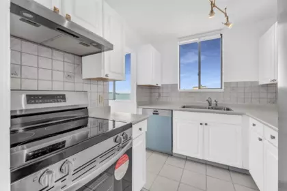 Kitchen Island Photo of 1102 555 13th Street, West Vancouver, BC