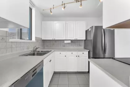 Kitchen Photo of 1102 555 13th Street, West Vancouver, BC