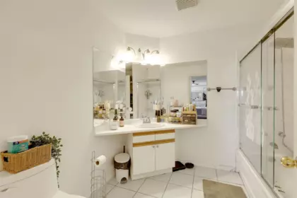 Hallway Photo of 116 15501 89a Avenue, Surrey, BC