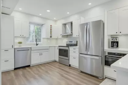 Kitchen Island Photo of 4 4890 48 Avenue, Delta, BC