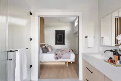Entry Foyer Photo of 3 2017 E 23rd Avenue, Vancouver, BC