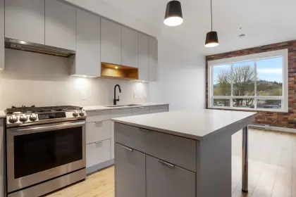 305 2493 Montrose Avenue, Abbotsford, BC, Abbotsford — Apartment/Condo for sale