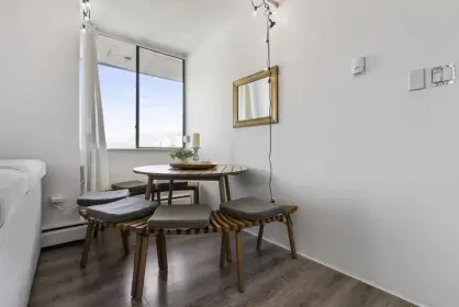 2202 3771 Bartlett Court, Burnaby, BC, Burnaby — Apartment/Condo for sale
