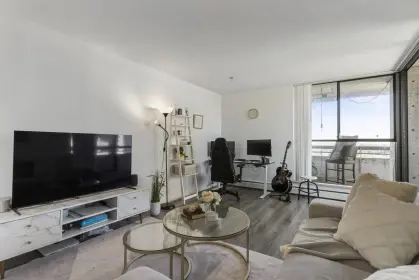 2202 3771 Bartlett Court, Burnaby, BC, Burnaby — Apartment/Condo for sale