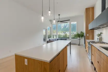 406 38165 Cleveland Avenue, Squamish, BC, Squamish — Apartment/Condo for sale