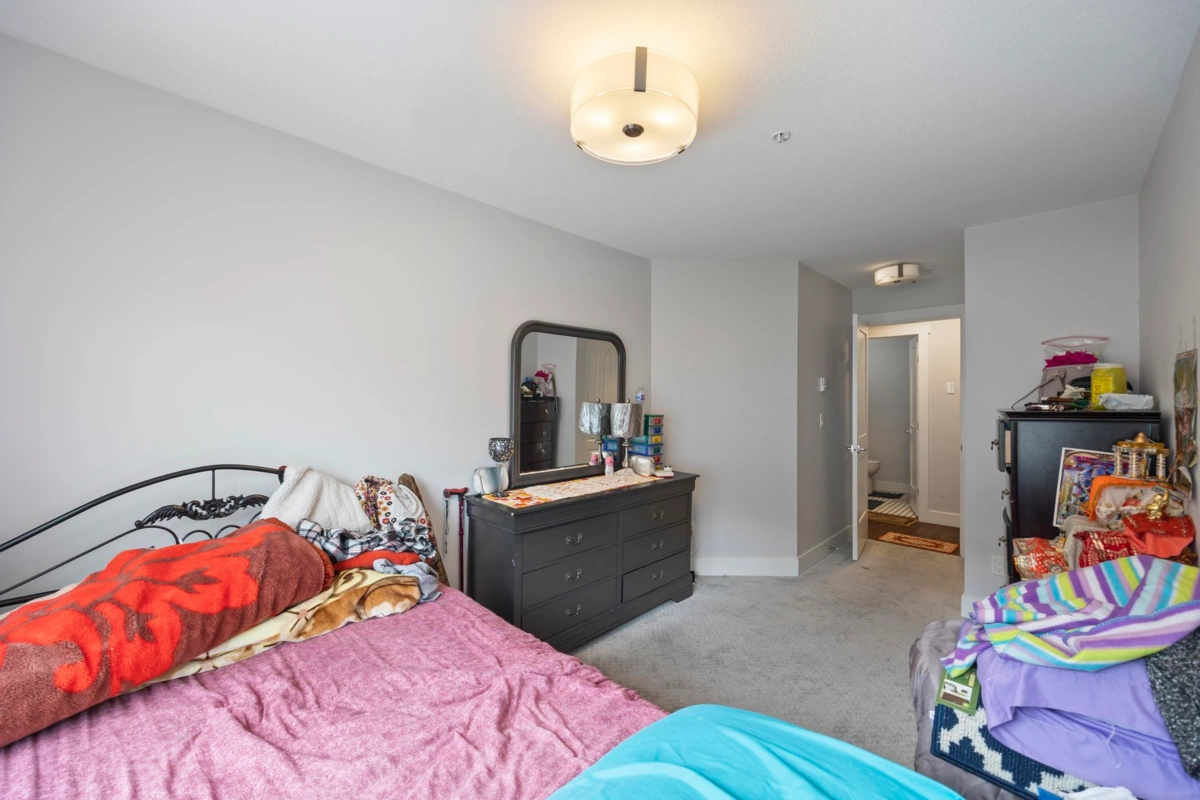 Walk-In Closet Photo of 208 15272 20 Avenue, Surrey, BC