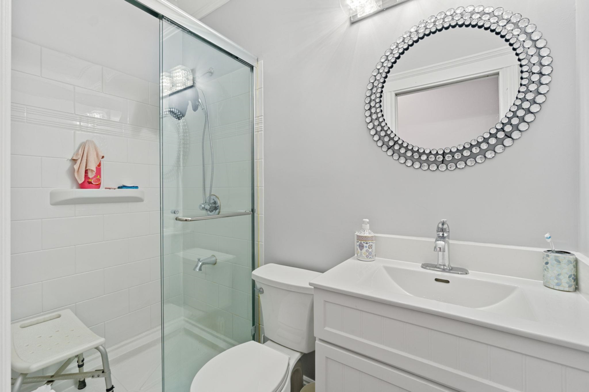 Kitchen Island Photo of 14788 74 Avenue, Surrey, BC