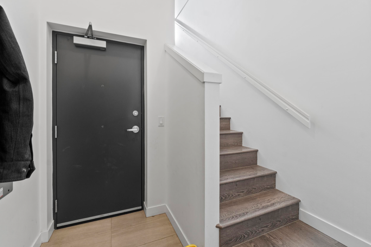 Entry Foyer Photo of 190 W 63rd Avenue, Vancouver, BC