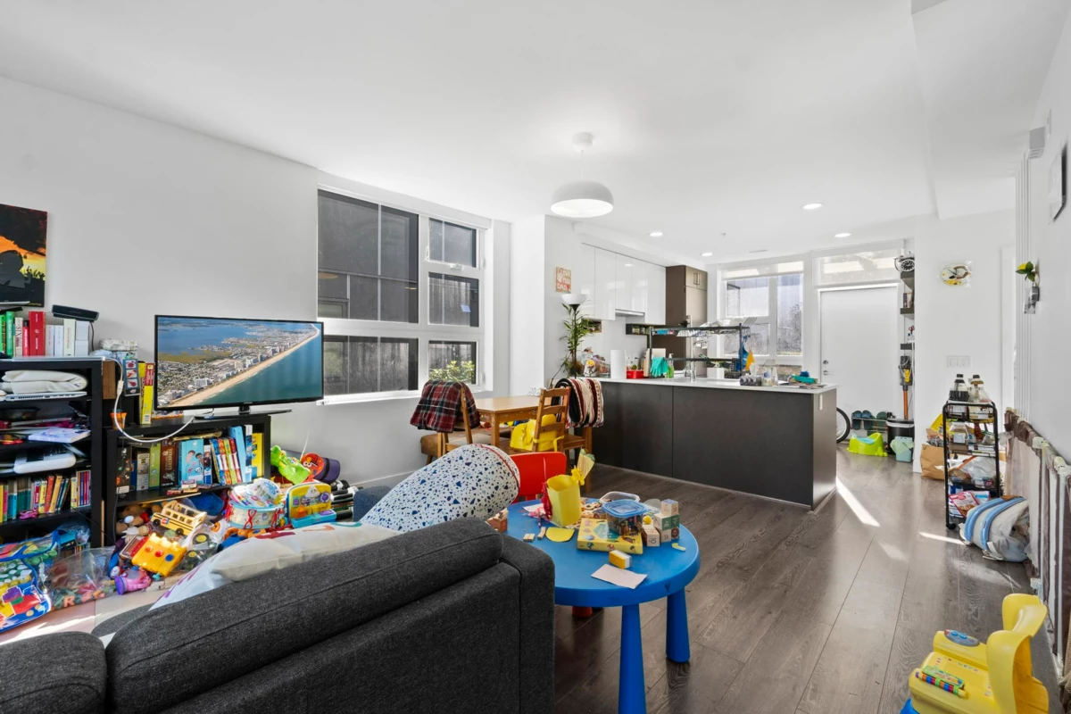 Living Room Photo of 190 W 63rd Avenue, Vancouver, BC