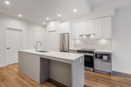 Kitchen Photo of 109 14257 103a Avenue, Surrey, BC