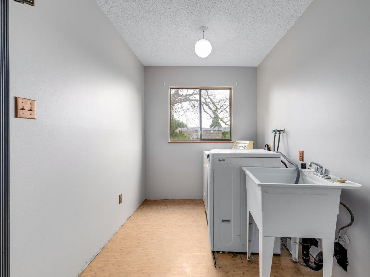 Entry Foyer Photo of 18208 21a Avenue, Surrey, BC
