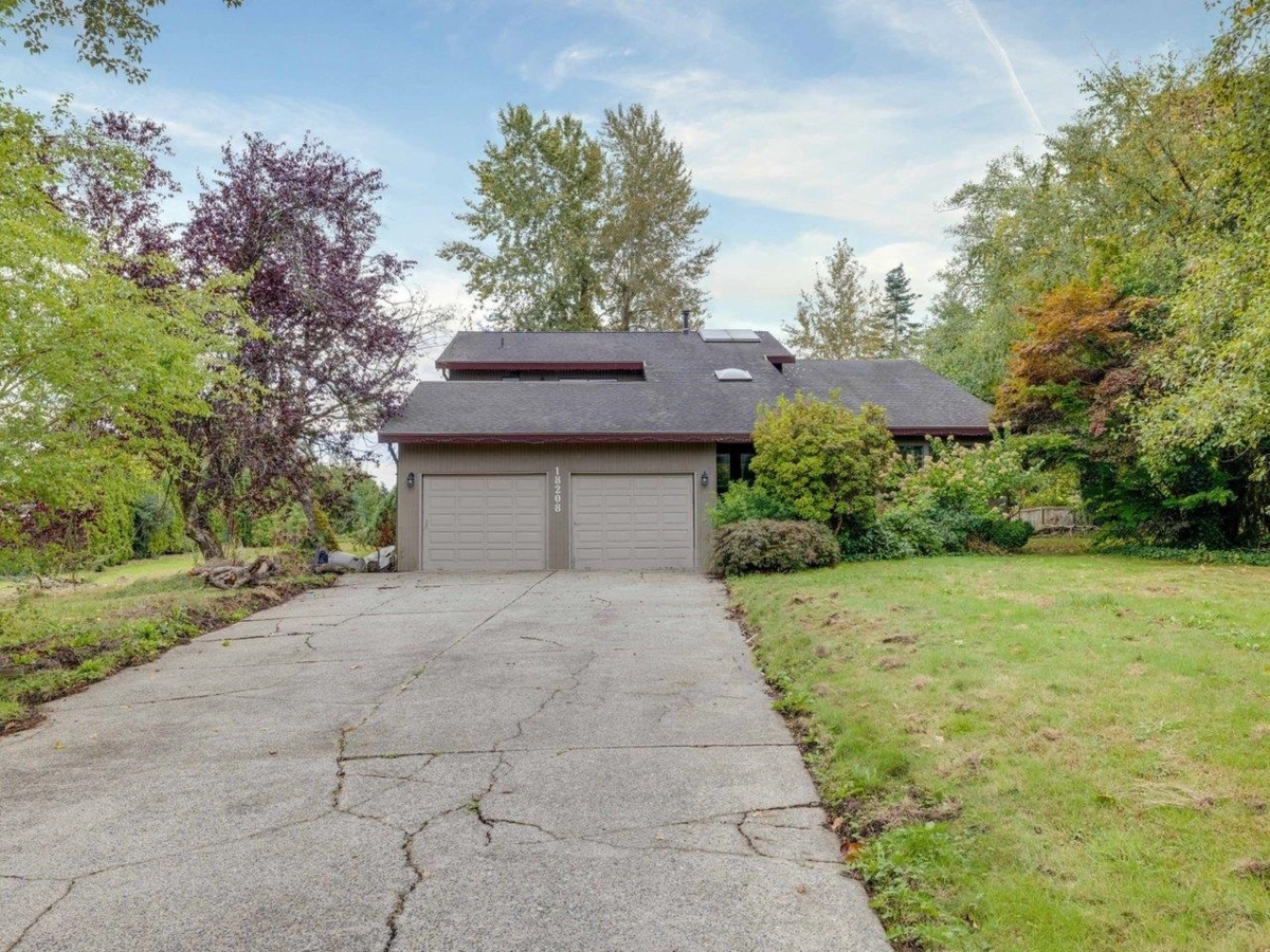 Kitchen Island Photo of 18208 21a Avenue, Surrey, BC