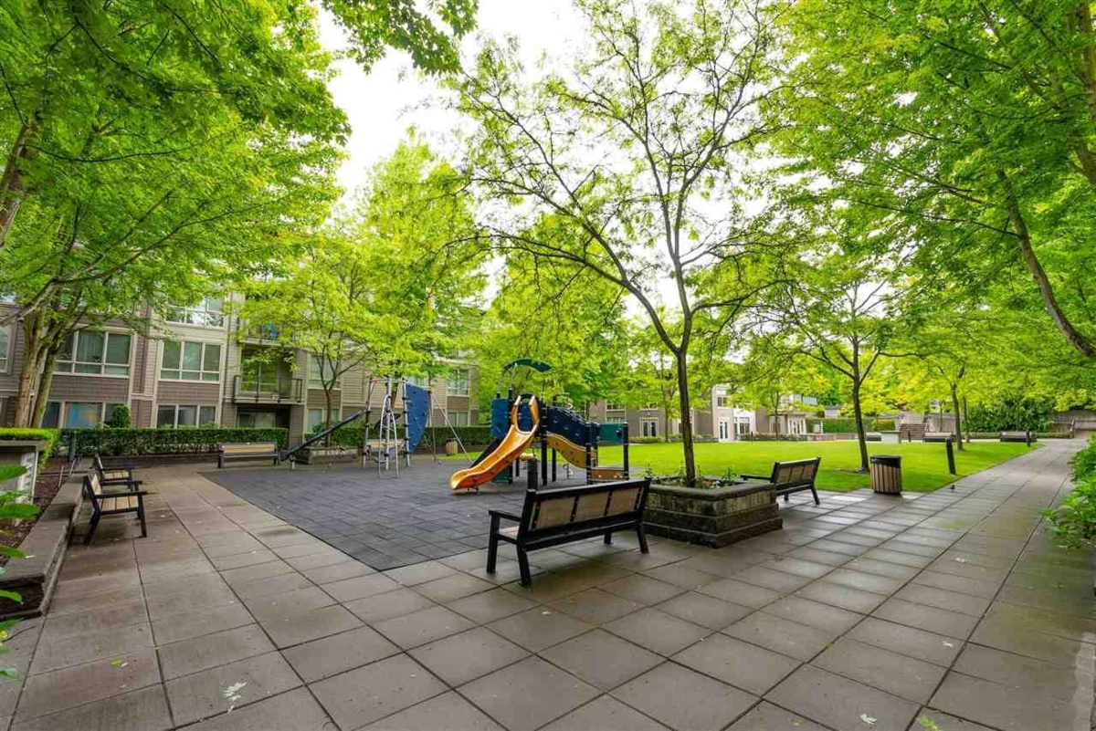 Entry Foyer Photo of 319 15988 26 Avenue, Surrey, BC