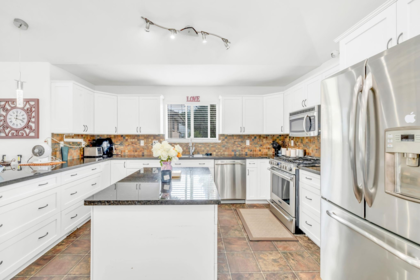 Kitchen Island Photo of 20558 122 Avenue, Maple Ridge, BC