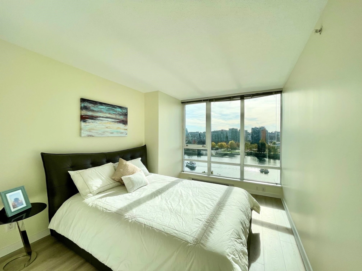 Kitchen Island Photo of 1101 980 Cooperage Way, Vancouver, BC