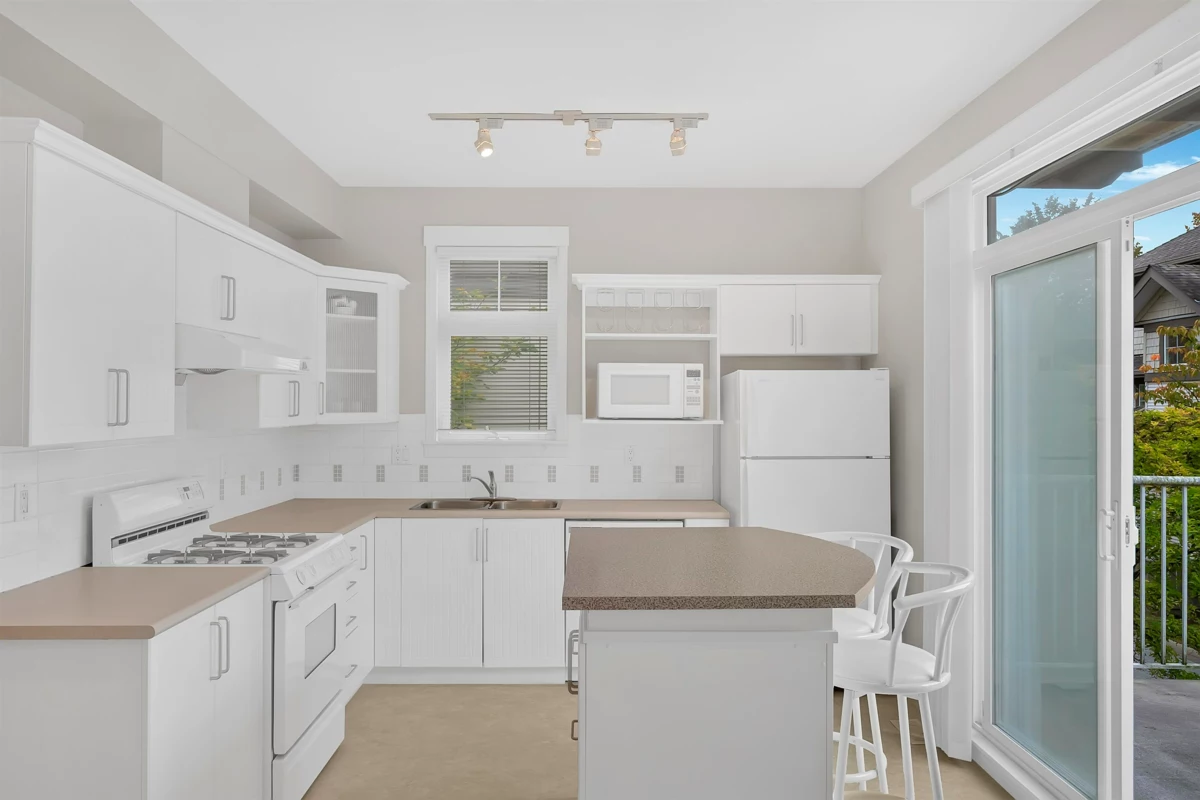 Primary Bathroom Photo of 10 6388 Alder Street, Richmond, BC