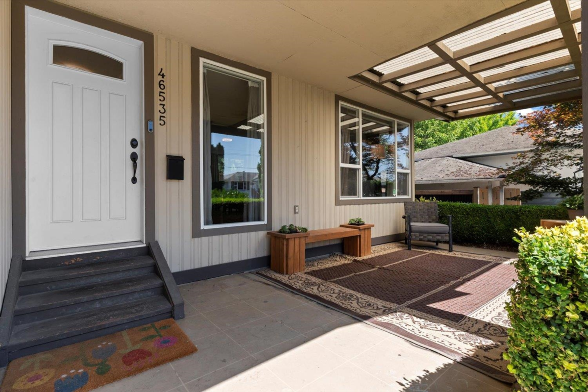 Kitchen Island Photo of 46535 Clayton Avenue, Chilliwack, BC