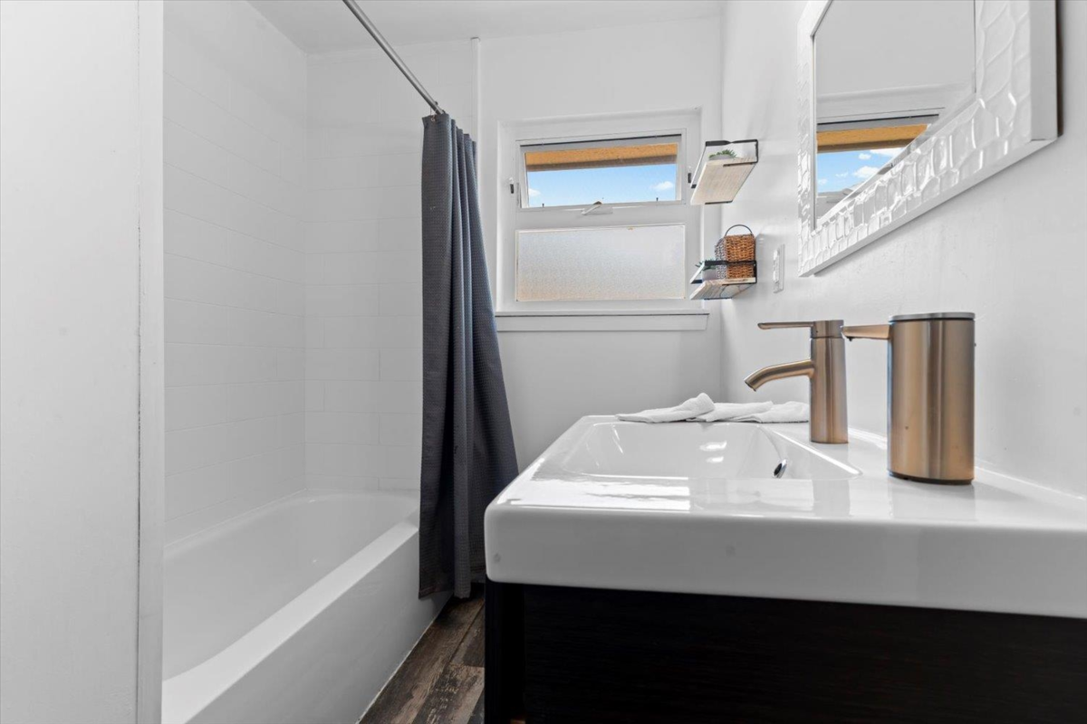 Powder Room Photo of 46535 Clayton Avenue, Chilliwack, BC