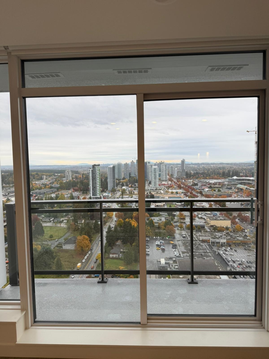 Family Room Photo of 3403 13675 107a Avenue, Surrey, BC