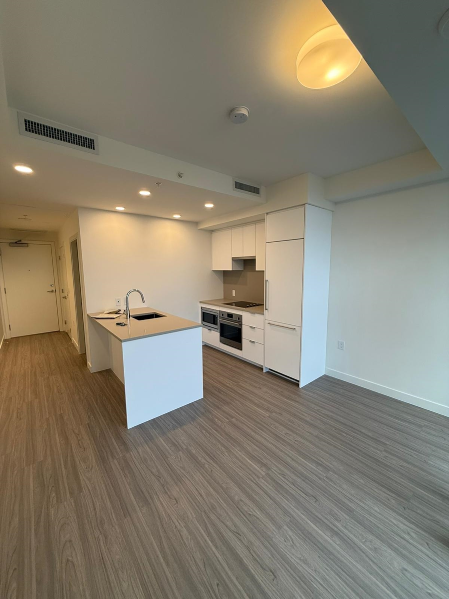 Kitchen Photo of 3403 13675 107a Avenue, Surrey, BC