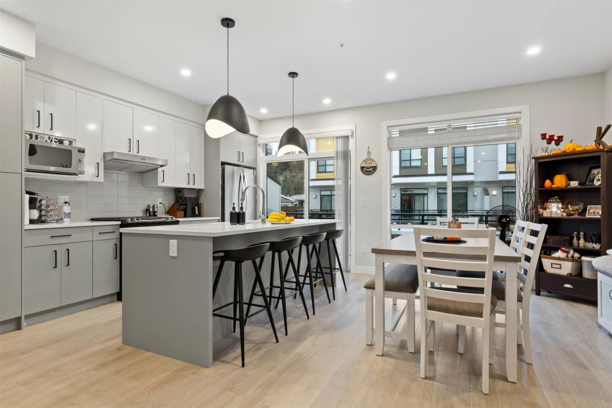 Living Room Photo of 211 46150 Thomas Road, Chilliwack, BC