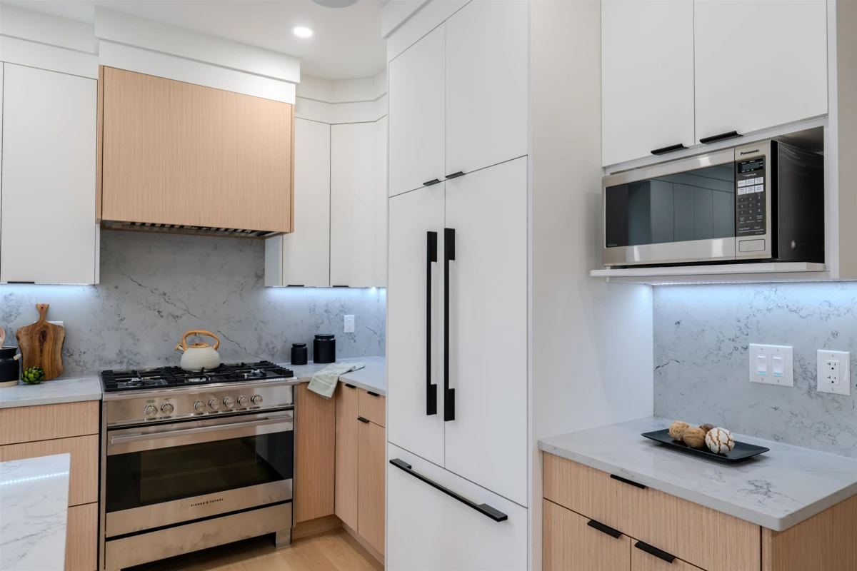 Primary Bathroom Photo of 2 3576 E Pender Street, Vancouver, BC