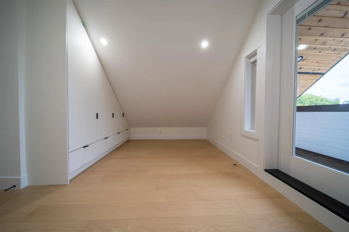 Swimming Pool Photo of 2 3576 E Pender Street, Vancouver, BC