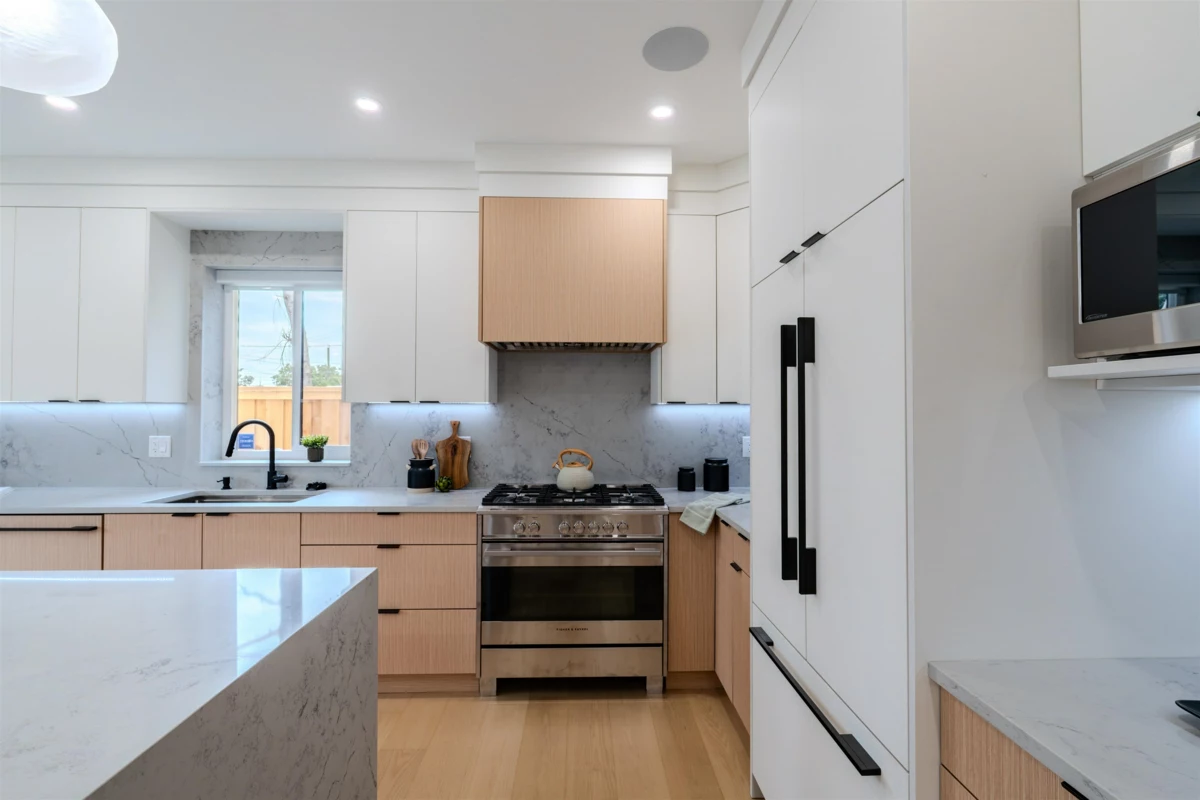 Walk-In Closet Photo of 2 3576 E Pender Street, Vancouver, BC