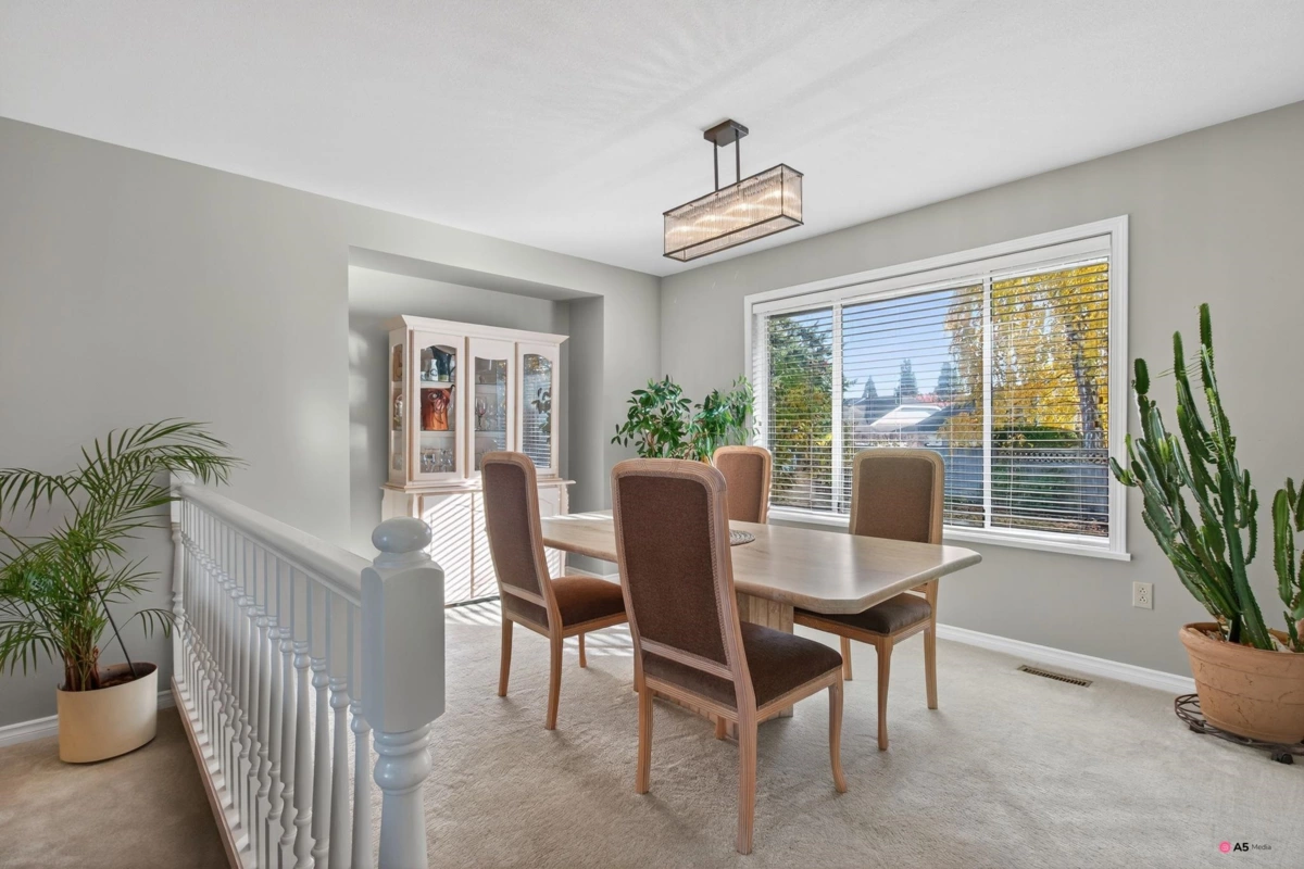 Breakfast Nook Photo of 14082 17 Avenue, Surrey, BC