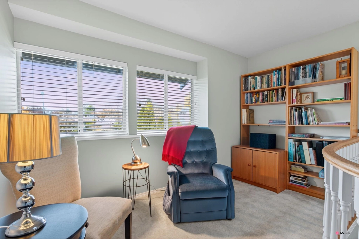 Entry Foyer Photo of 14082 17 Avenue, Surrey, BC