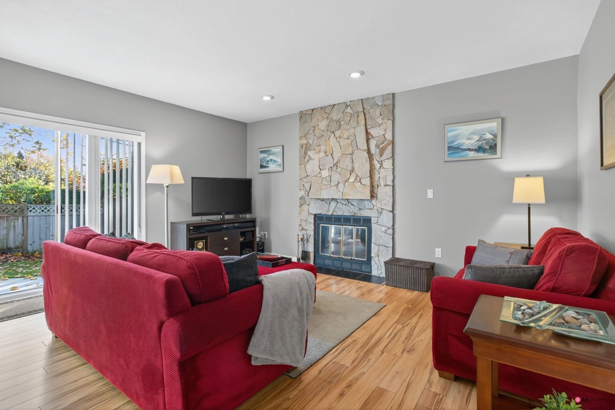 Guest Bathroom Photo of 14082 17 Avenue, Surrey, BC