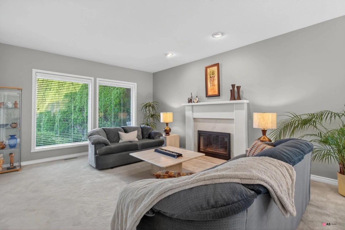 Kitchen Island Photo of 14082 17 Avenue, Surrey, BC