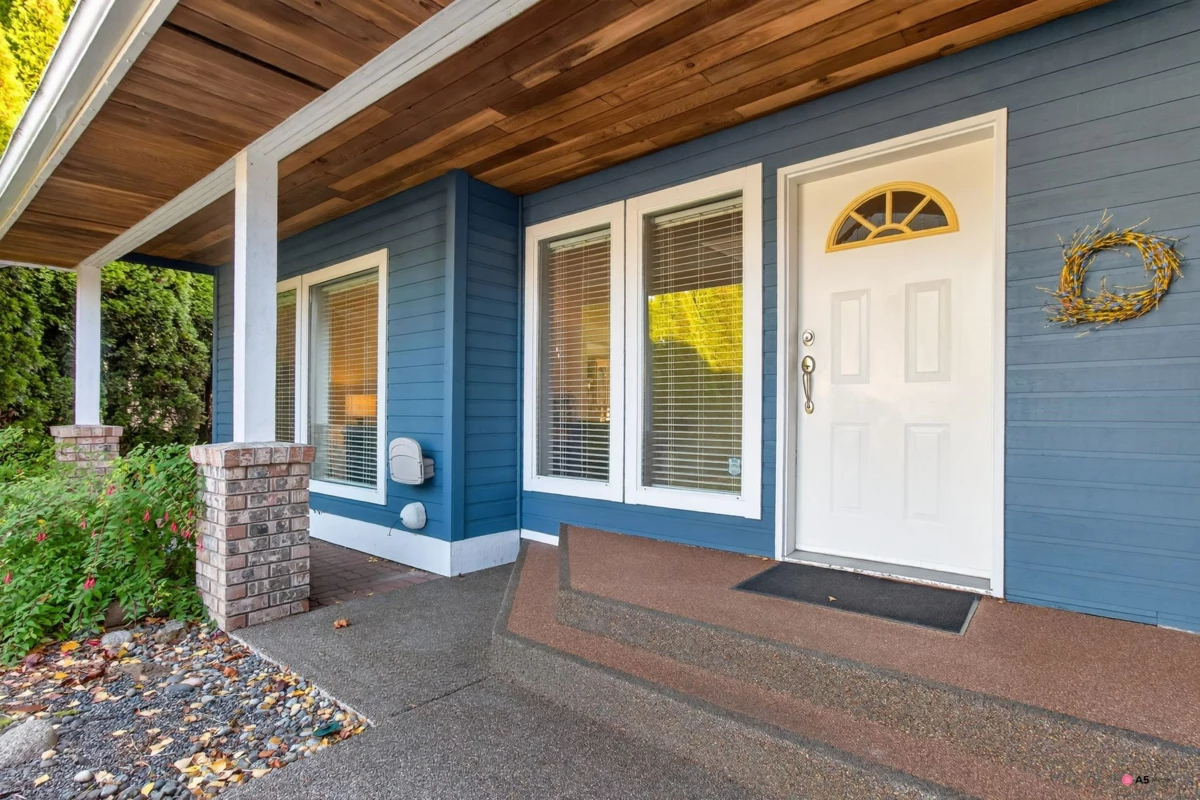 Living Room Photo of 14082 17 Avenue, Surrey, BC