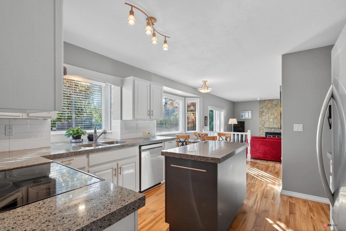 Primary Bathroom Photo of 14082 17 Avenue, Surrey, BC