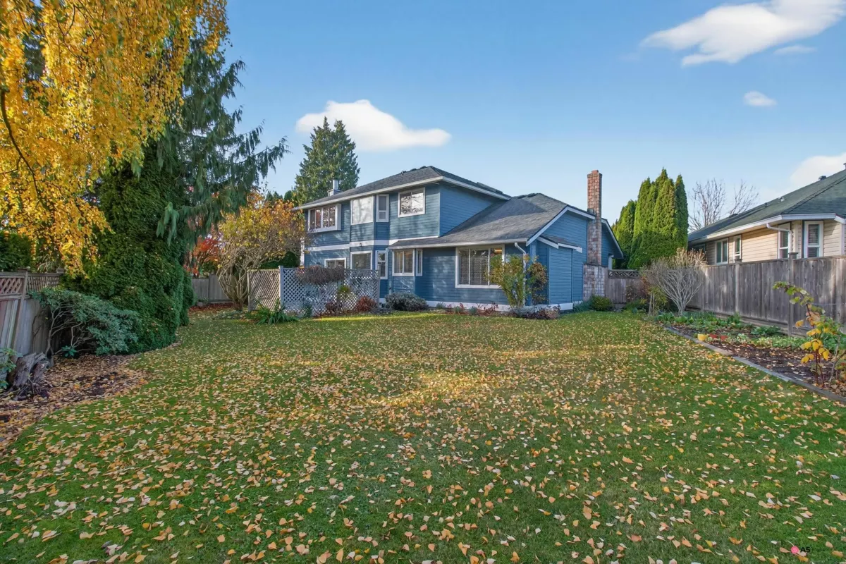 Swimming Pool Photo of 14082 17 Avenue, Surrey, BC