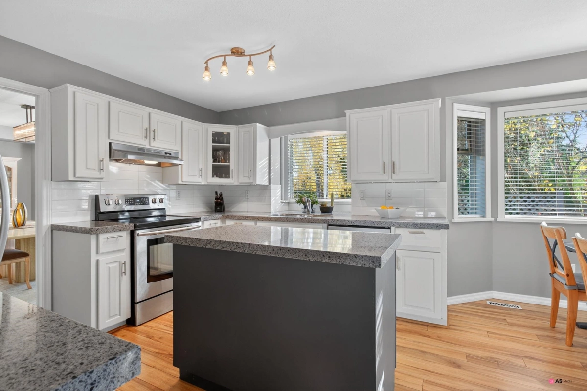 Walk-In Closet Photo of 14082 17 Avenue, Surrey, BC