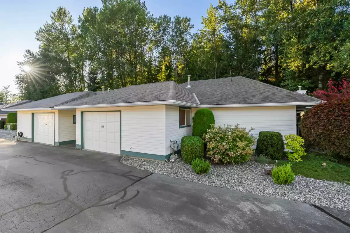 Swimming Pool Photo of 115 10172 141 Street, Surrey, BC