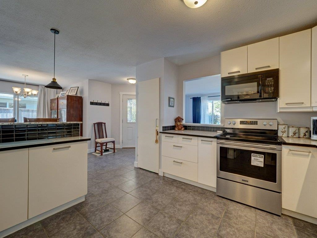 Entry Foyer Photo of 6557 Bjorn Place, Sechelt, BC