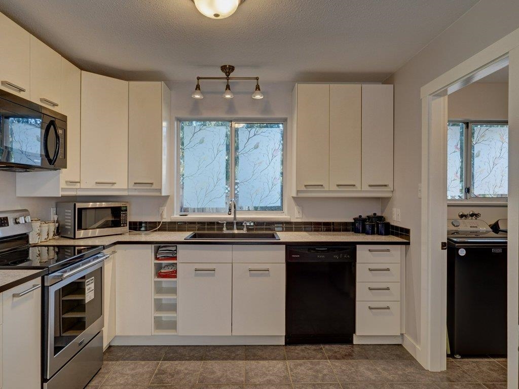 Guest Bathroom Photo of 6557 Bjorn Place, Sechelt, BC