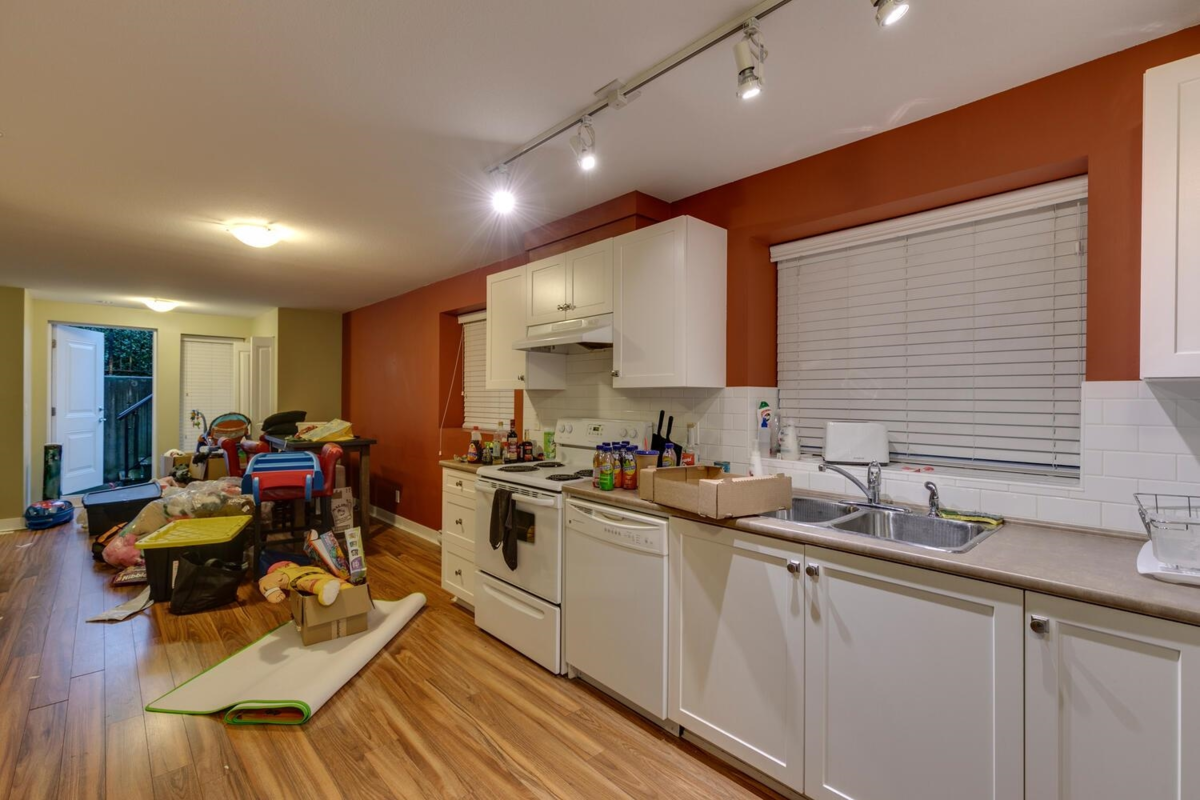 Entry Foyer Photo of 18913 67a Avenue, Surrey, BC
